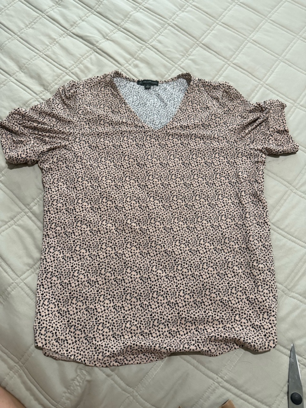 Adrianna Papell Blush Pink V-Neck Speckled Top with Black Print